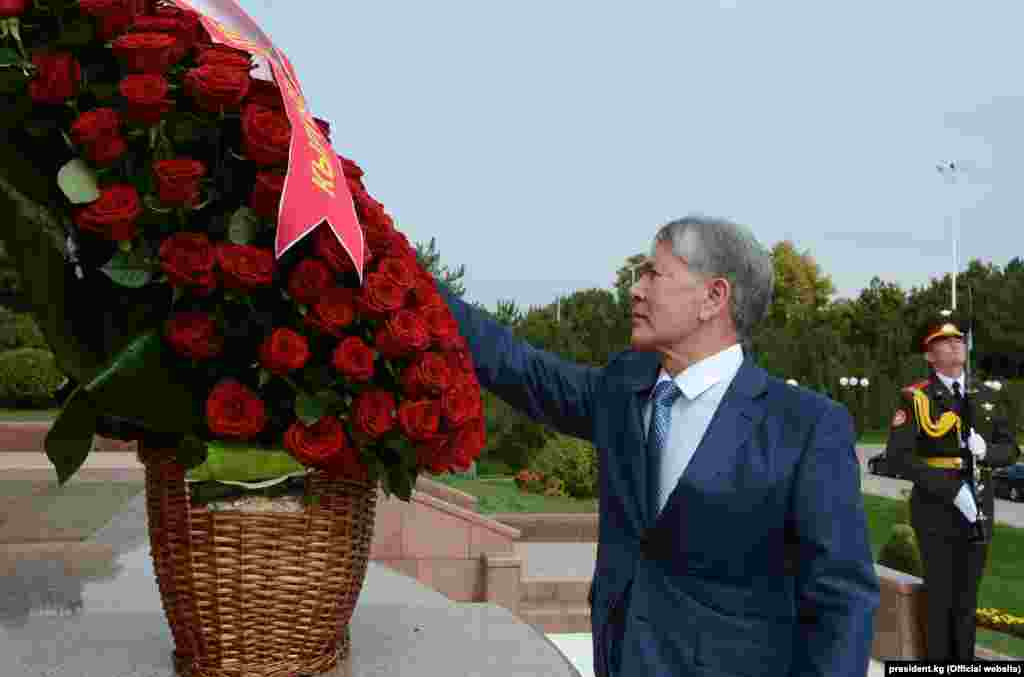 Кабарчыбыздын маалыматы боюнча, аэропорттогу расмий тосуп алуу иш-чараларынан кийин президент Алмазбек Атамбаев Ташкенттеги "Эгемендик жана гуманизм" монументине гүл койду. Андан кийин эки өлкөнүн мамлекет башчылары Кыргызстандын айыл чарба жана кайра иштетүү өндүрүшүнүн көргөзмөсүнүн ачылышына катышты.
