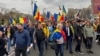 Protest în Piața Universității din București de ziua lui Călin Georgescu, 26 martie 2025. Manifestanții, printre care și judecătoarea Lăcrămioara Axinte, au cerut „turul doi înapoi”.