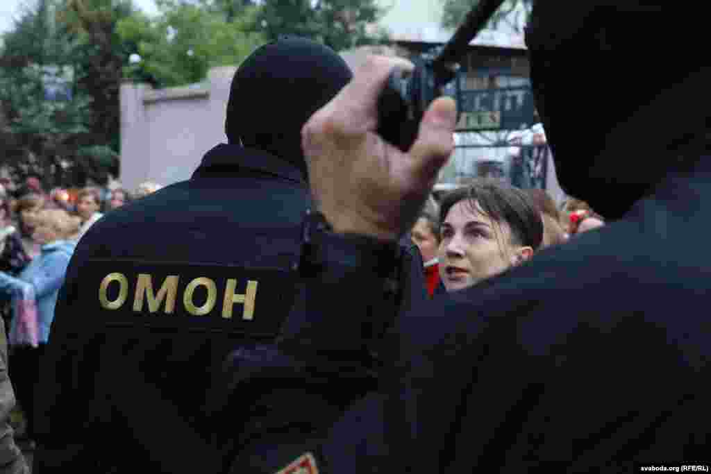 Жінка-протестувальниця розмовляє з працівниками міліції 