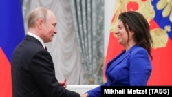 Орусия. Президент Владимир Путин Russia Today шеф-редактору Маргарита Симоньянды Невский ордени менен сыйлоосу. 23-май, 2019-жыл.
