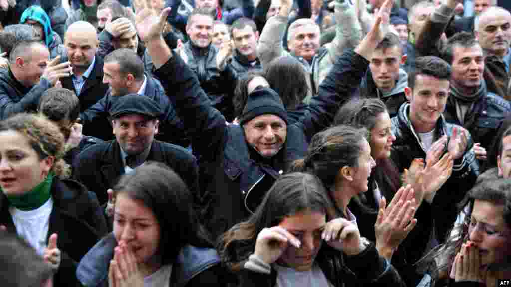 Slavlje u Prištini nakon oslobađajuće presude, 29. novembar 2012. Foto: AFP / Armend Nimani