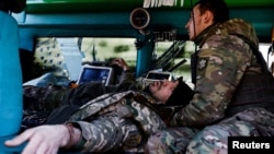Украиналык дарыгерлер жараат алган жоокерге медициналык жардам көрсөтүп жатышат. 