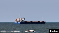 Nava sub pavilion rusesc Zhibek Zholy, de 140 de metri lungime, în Marea Neagră, în zona portului Karasu din Turcia, 2 iulie 2022.