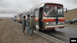 More than 400,000 undocumented Afghan migrants left Iran for Afghanistan so far in 2018, many of them in buses from Herat, near the Iranian border, to Kabul. (illustrative photo)