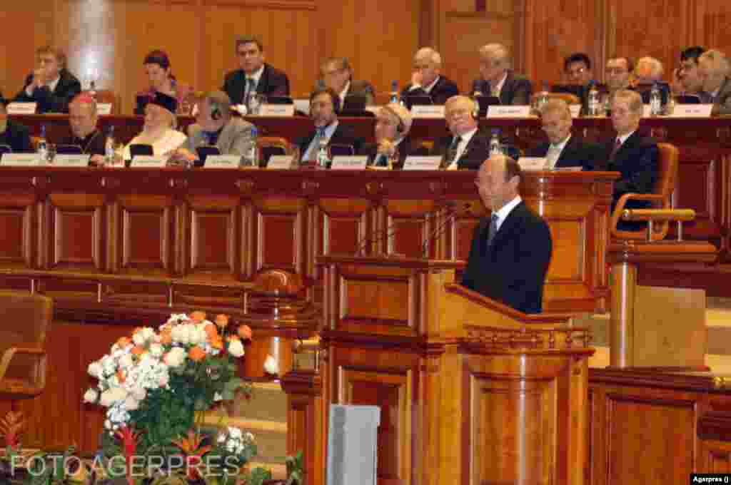 Legislatura 2004 - 2008 „Condamn explicit și categoric regimul comunist din România”- Traian Băsescu 16 decembrie 2006 - Presedintele Traian Basescu a prezentat Raportul Comisiei Prezidențiale pentru Analiza Dictaturii Comuniste din România, in cadrul ședinței comune a Camerei Deputaților și Senatului. 