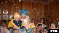 Фото з Маєтку Святого Миколая: подарункам радіють і діти, і дорослі