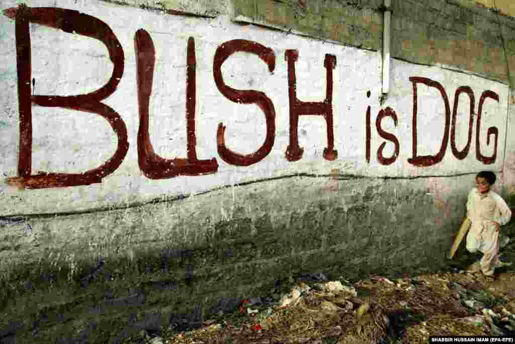 Grafit "Bush je pas" u blizini Islamabada u Pakistanu 2003., ubrzo nakon što je američki predsjednik George W. Bush započeo invaziju na Irak.
