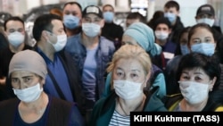 Новосибирскидеги аэропортто калган кыргыз мигранттары. 