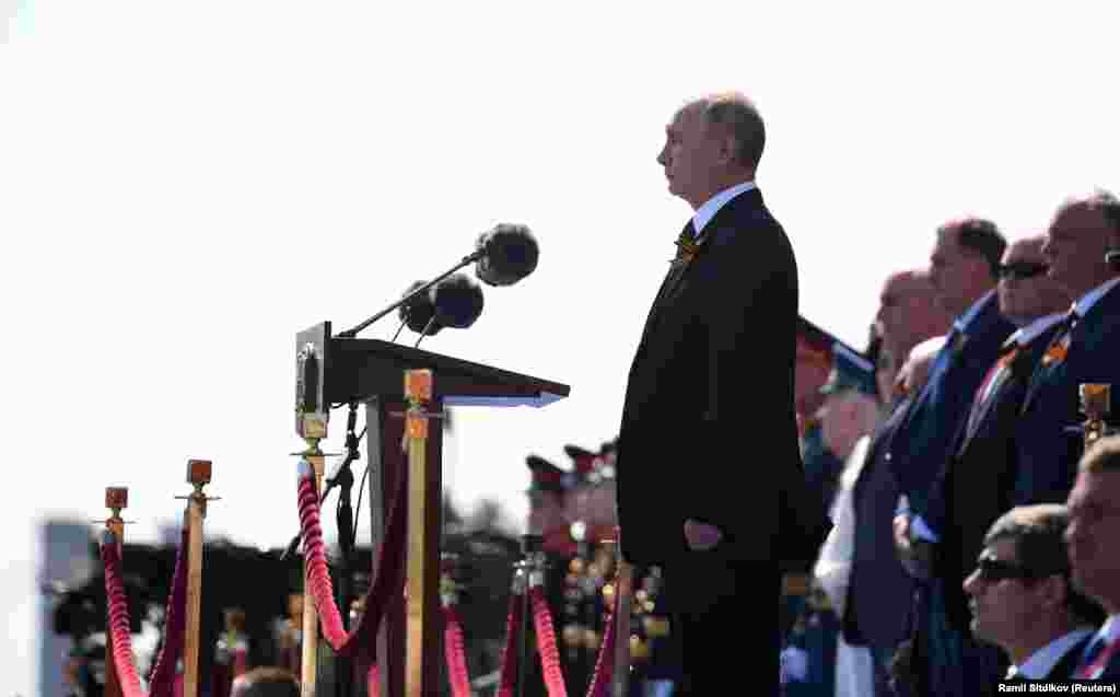 С другой стороны от Путина на трибунах тоже масок практически не видно. В российском Минобороны настаивали, что при подготовке к празднованию Дня Победы принимались меры по недопущению распространения коронавируса: проводилась дезинфекция мест проведения тренировок, транспортных средств и помещений для проживания личного состава, а военные, участвующие в параде, прошли тестирование на наличие COVID-19.