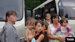 К сожалению, это не первый случай, когда реально пострадавшие от войны люди не знают, кому верить - оказывается, что структуры, призванные защищать их права, движутся во взаимоисключающих направлениях