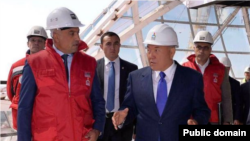 Казакстан президенти Нурсултан Назарбаев түрк ишкери Феттах Таминже куруп жаткан “Нур Алемди” көрүп жүргөн кези. Астана, 2016-жылдын август айында тартылган сүрөт.