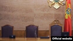Da li neko, ko je pod bilo kakvom hipotekom, može da predstavlja Crnu Goru sa pozicije ambasadora?