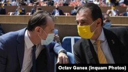 Florin Cîțu și Ludovic Orban merg prin organizațiile județene pentru a-și convinge colegii să îi voteze la Congres. O grupare a ales însă o altă strategie. Imagine: Florin Cîțu (stânga), Ludovic Orban (dreapta), 2021