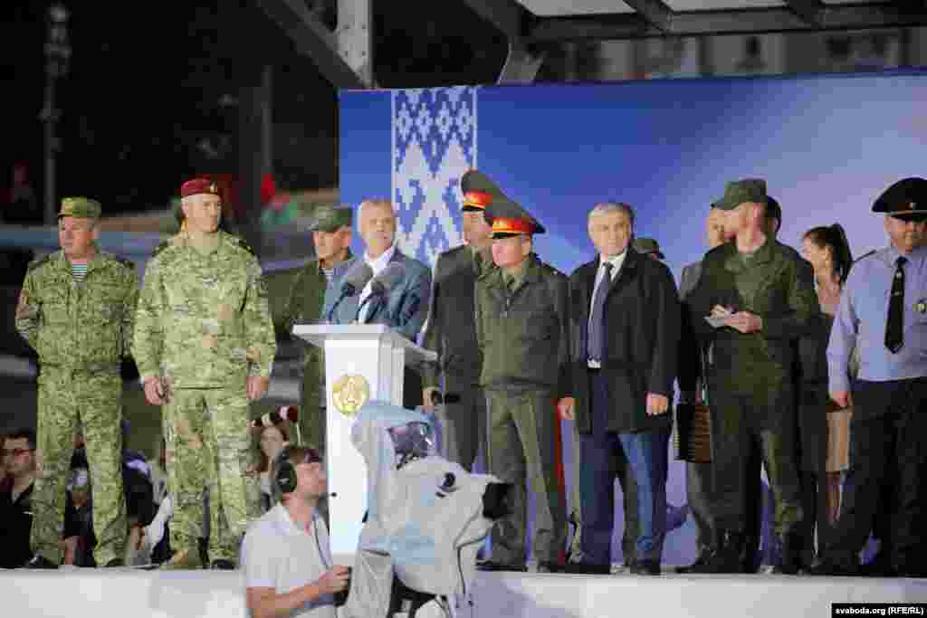 Зьлева направа: старшыня Дзяржаўнага пагранічнага камітэта Анатоль Лапо, міністар МУС Юры Караеў, начальнік Генштабу і першы намесьнік міністра абароны Алег Белаконеў, міністр абароны Андрэй Раўкоў, намесьнік міністра абароны Сяргей Патапенка