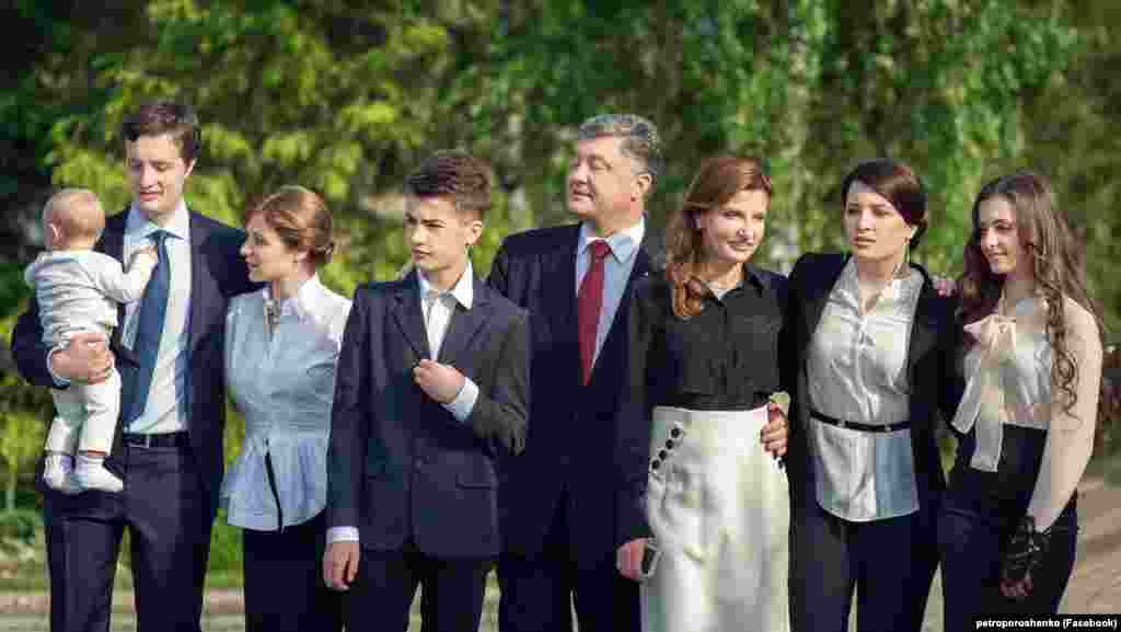 Петро Порошенко майже 35 років перебуває у шлюбі з Мариною Порошенко. Вони мають чотирьох дітей – двох синів і двох дочок. Старший син – Олексій Порошенко – є народним депутатом України, дві середні дочки навчаються в Лондоні, молодший син – студент британського коледжу в місті Шусбері. На фото: президент України Петро Порошенко із родиною (архівне фото)