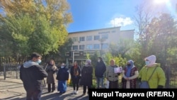 Протест с требованием освободить родственников в Синьцзяне продолжился перед зданием полиции. Нур-Султан, 24 сентября 2021 года
