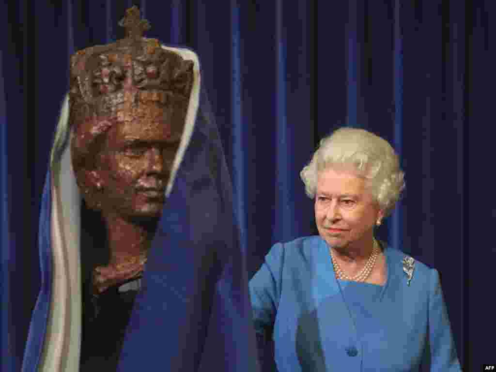 Kraljica Elizabeta II otkriva bistu portreta vajara Oskara Nemona u Domu lordova u Londonu u oktobru 2009. 