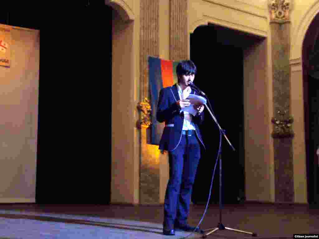 Тбилисинин Руставели театрындагы маданий иш-чарадан бир көрүнүш. 31.5.2011.