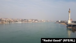 The Syr Darya River flowing through the Tajik city of Khujand. (file photo)