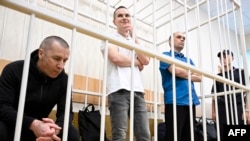 Avocații fostului opozant politic Aleksei Navalnîi, Igor Sergunin (s), Aleksei Liptser (c) și Vadim Kobzev (d), au fost condamnați la ani de închisoare pentru „extremism”.
