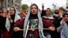 Učesnica protesta u Berlinu u Nemačkoj, lupa u bubnjeve, ogrnuta palestinskom maramom, 6. oktobar&nbsp; 2024.