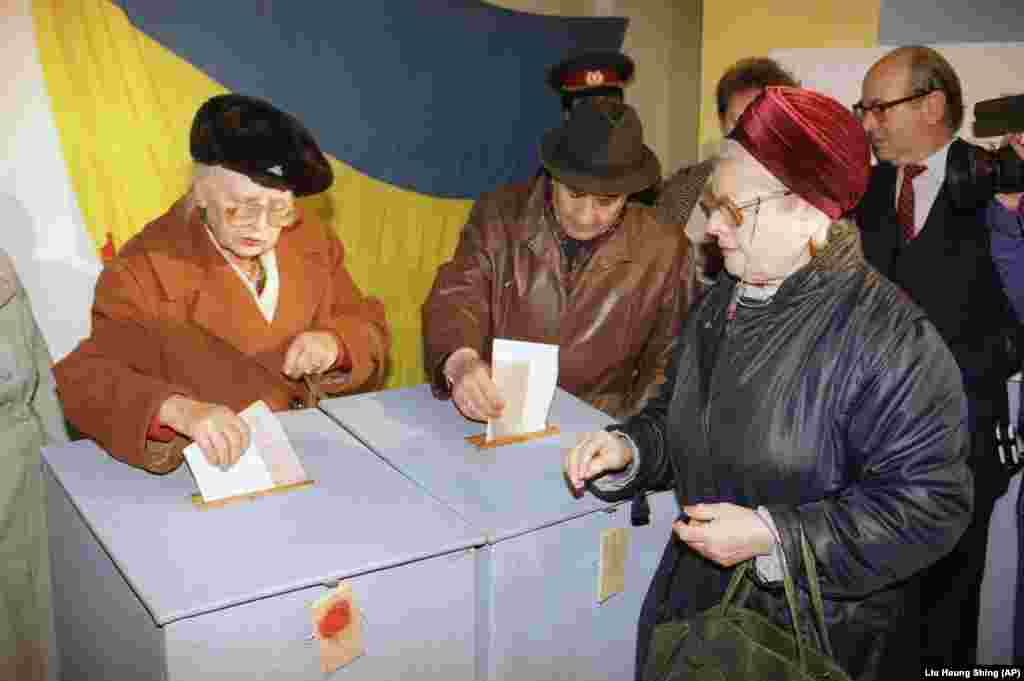 Ukrajinci su glasali u Kijevu 1. decembra 1991. godine.