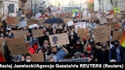 Шматтысячны пратэст у Варшаве супраць забароны на аборты, 28 кастрычніка