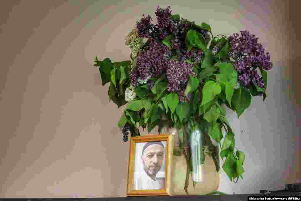 На фото – Билял Адилов, религиозный деятель и отец восьмерых детей. Его задержали в своем доме в поселке Каменка. После ареста его супруга распечатала фотографию мужа и поставила на самом видном месте в зале