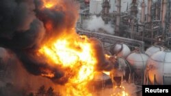 Жапониянын Чиба префектурасында өрттөнүп жаткан газ кампасы. 2011-жылдын 11-марты. REUTERS.