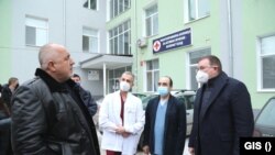 Бойко Борисов и Костадин Ангелов по време на посещение в болницата в Исперих