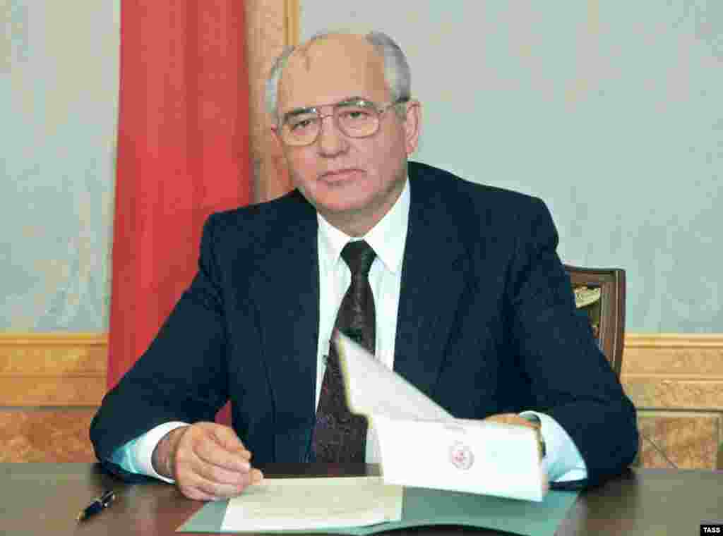Декабрь 1991 года. Михаил Горбачев подает в отставку с поста президента СССР – страны, которая к тому моменту перестала существовать. Лауреат Нобелевской премии мира (1990), всегда пользовавшийся большей популярностью на Западе, чем в собственной стране, до конца верил в возможность реформирования коммунистической системы. Однако начатые им преобразования быстро вышли из-под контроля. 