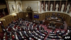 Френски сенатори присъстват на дебат за гласуване на правителствен план за вписване на "свободата" за аборт във френската конституция в Париж, 28 февруари 2024 г.