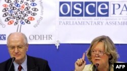 OSCE observers Geert-Hinrich Ahrens (left) and Anne-Marie Lizin at a postelection press conference in Minsk
