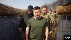 Президентът на Украйна Володимир Зеленски инспектира нови укрепления в Харковска област.
