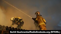Ліквідація пожежі після російського удару в Києві, ілюстративне фото