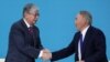 Президент Казахстану Касим-Жомарт Токаєв (л) і його попередник на посаді Нурсултан Назарбаєв, місто Нусултан, 23 квітня 2019 року