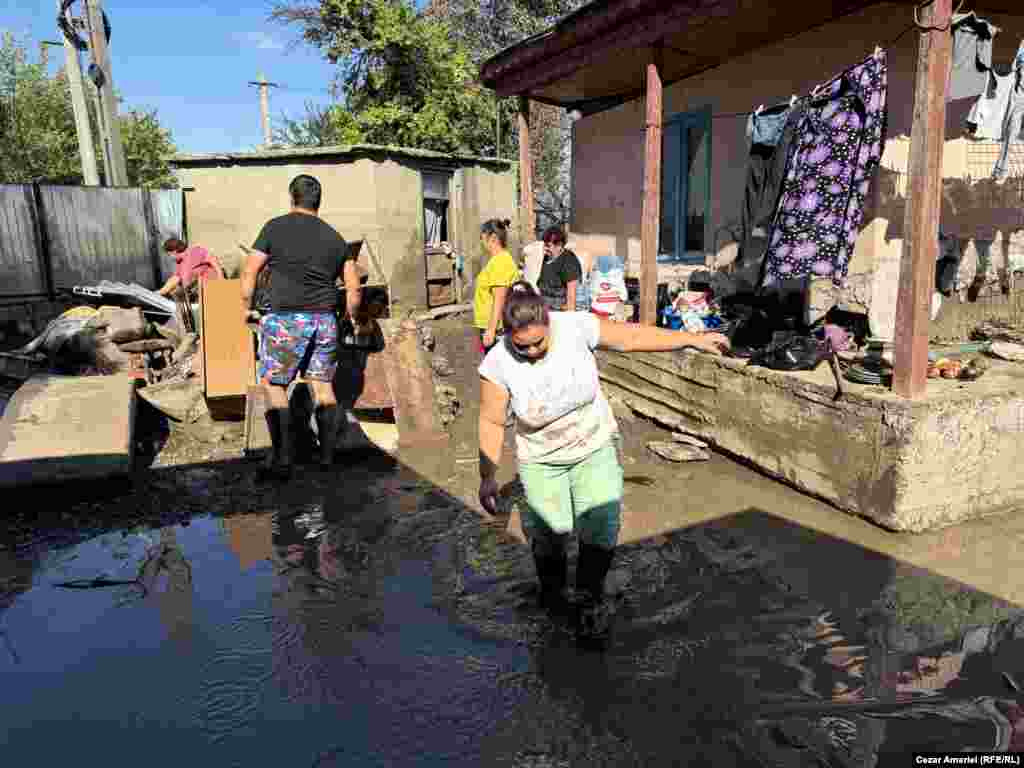 Oamenii au încercat să salveze tot ce au putut după retragerea apelor. Guvernul a aprobat pe 16 septembrie acordarea de ajutoare de urgență: fiecare familie sau persoană singură va primi un ajutor în valoare de 10.000 de lei (2.000 de euro).