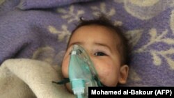 Сириянын Хан-Шейхун шаарына коюлган химиялык чабуулда газга ууланган наристе. 4-апрель, 2017-жыл.