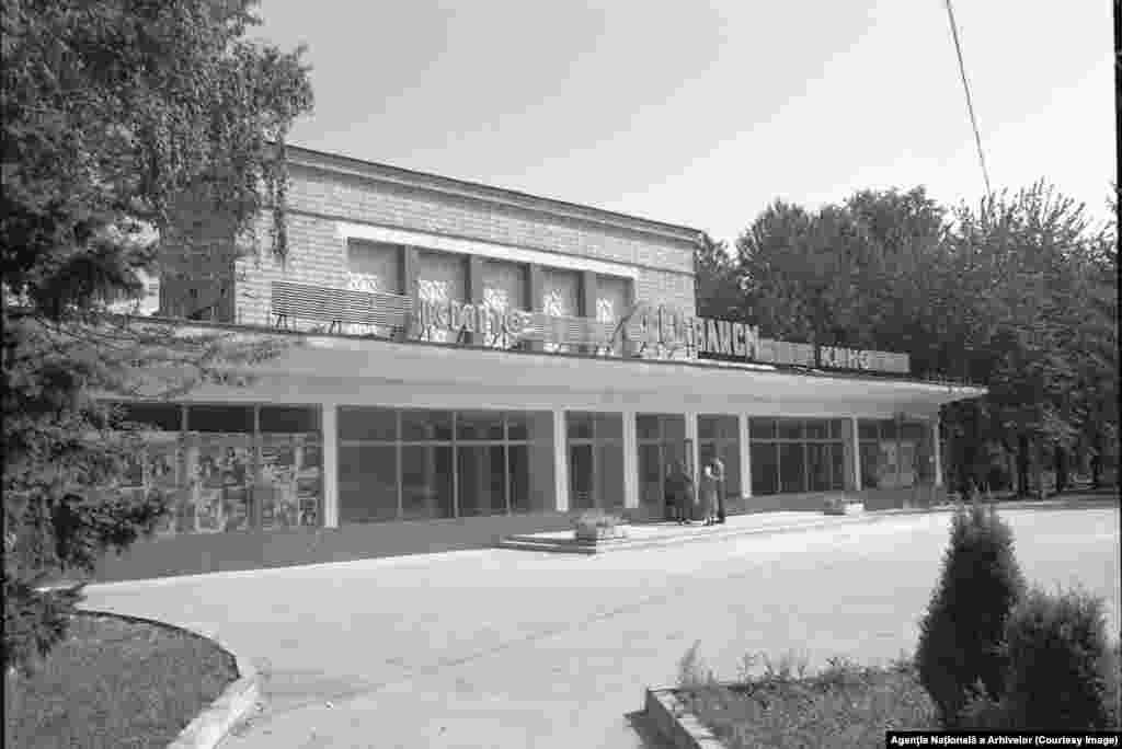Cinematograful, construit de sovietici și inaugurat în 1957, și-a schimbat numele din „40 de ani ai Uniunii Tineretului Comunist” în „Gaudeamus” după destrămarea Uniunii Sovietice, în anii '90. În 2004, clădirea, gestionată până atunci de Ministerul Culturii, a fost preluată de SA „Cristivlad”. Șase ani mai târziu, conducerea companiei a privatizat și terenul aferent, anunțând intenția de a construi un bloc de 15 etaje. În 2016, proprietarul a început demolarea cinematografului, însă lucrările nu au fost finalizate. În prezent, ce a rămas din clădire este îngrădit în față, iar în spate servește ca parcare pentru angajații din zonă.