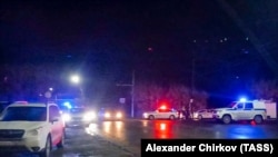 Поліцейські автомобілі на в'їзді до міста Коркіно в Челябінській області РФ