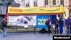Постійна акція протесту в столиці Чехії «Празький Майдан» проти агресії Росії щодо України. Прага, 11 жовтня 2015 року