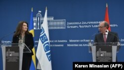 Armenian Foreign Minister Ara Ayvazian and Sweden’s visiting Foreign Minister and OSCE Chairperson-in-Office Ann Linde during their joint news conference in Yerevan on March 16, 2021
