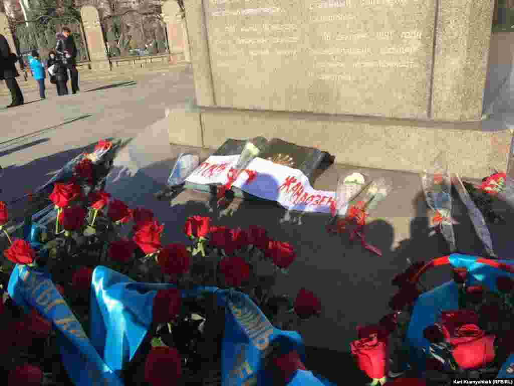 Венки и цветы, возложенные гражданскими активистами к Монументу Независимости в центре Алматы в память о жертвах Жанаозенских событий 2011 года и Декабрьских событий в Алматы 1986 года. 
