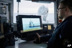 Естонски военноморски кораб патрулира в Балтийско море като част от засилените мерки на НАТО срещу евентуални саботажни действия срещу подводни кабели в региона, 9 януари 2025 г.
