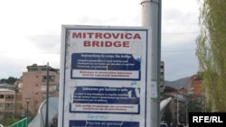 Most u Kosovskoj Mitrovici koji razdvaja severni i južni deo ovog grada, Foto: Ricki Green