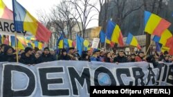 Protestatarii au venit din mai multe orașe ale țării. Liderul AUR, George Simion, susține că fiecare a ajuns pe banii săi la protest, că nu a existat o organizare la nivel de partid.