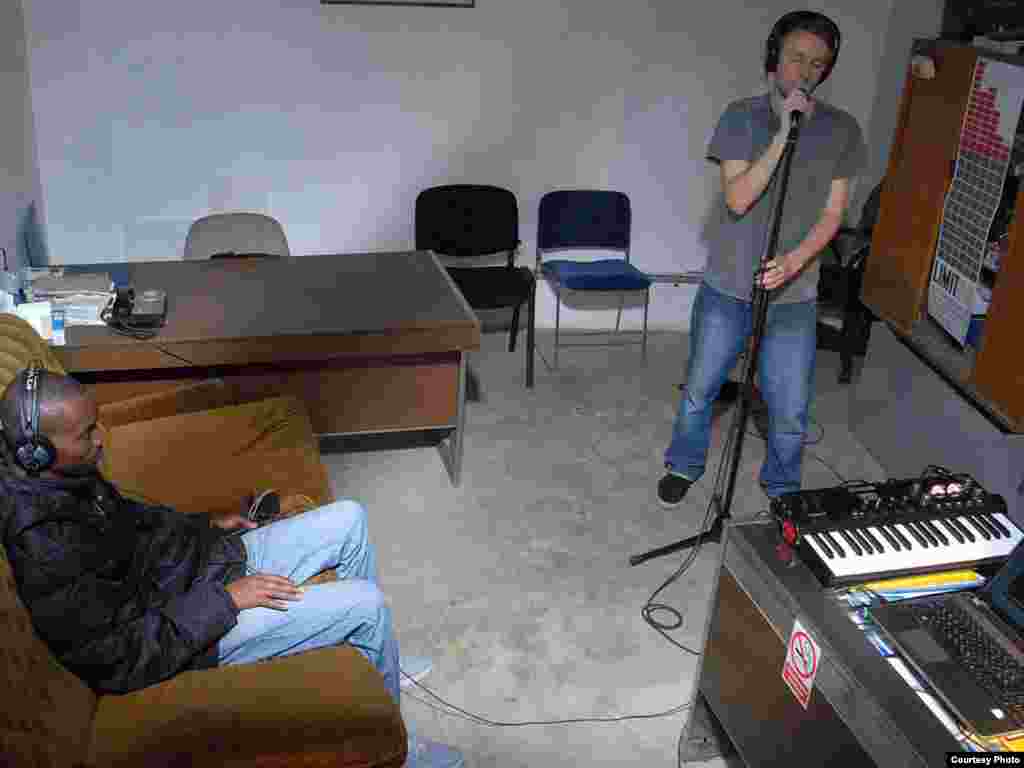 ¨Usko grlo¨, Ljiljana Tasić i Dušan Bročić, Noć performansa, 26.11.2011. Foto: Stanislav Milojković