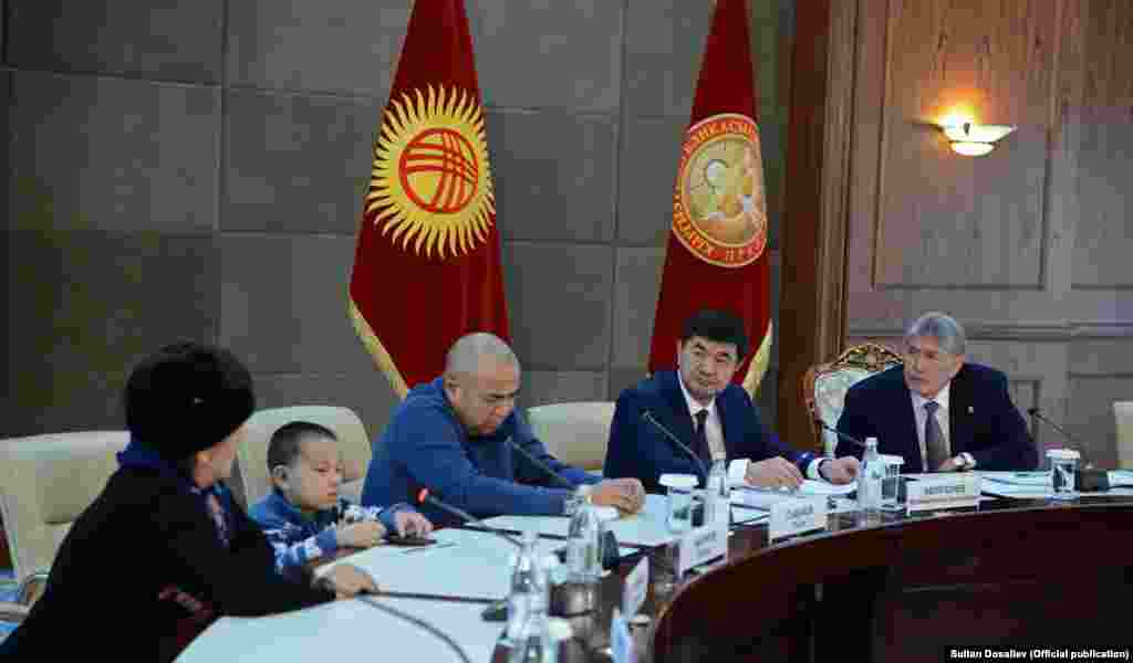 Үй-бүлөсүн жоготкон жети жаштагы Султан учурда “Манас” аэропортунан алты чакырымдай алыстагы Манас айылында жашаган чоң апасынын колунда экен. Учак кырсыгында Султандын ата-энеси жана эки иниси каза болуп бир үй-бүлөдөн жалгыз калды.