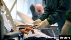 Liberalii vor stimulente pentru medici care să compenseze riscul de a se afla în linia întâi în combaterea Covid-19