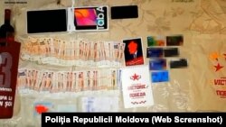 Bani, carduri bancare, dispozitive electronice și liste ale beneficiarilor, ridicate de Poliție în urma perchezițiilor la reprezentanți ai grupului Șor.